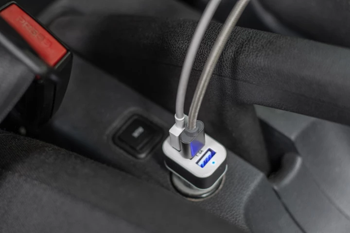 Ładowarka samochodowa VOITT 