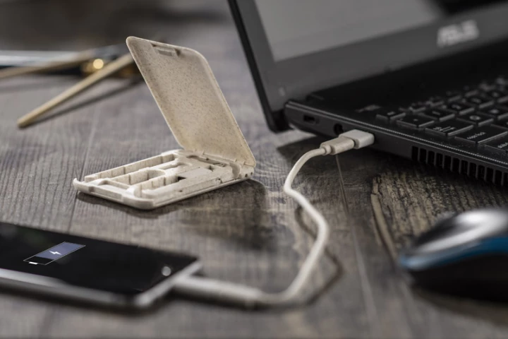 Stojak do telefonu z kablami do ładowania OLIN 